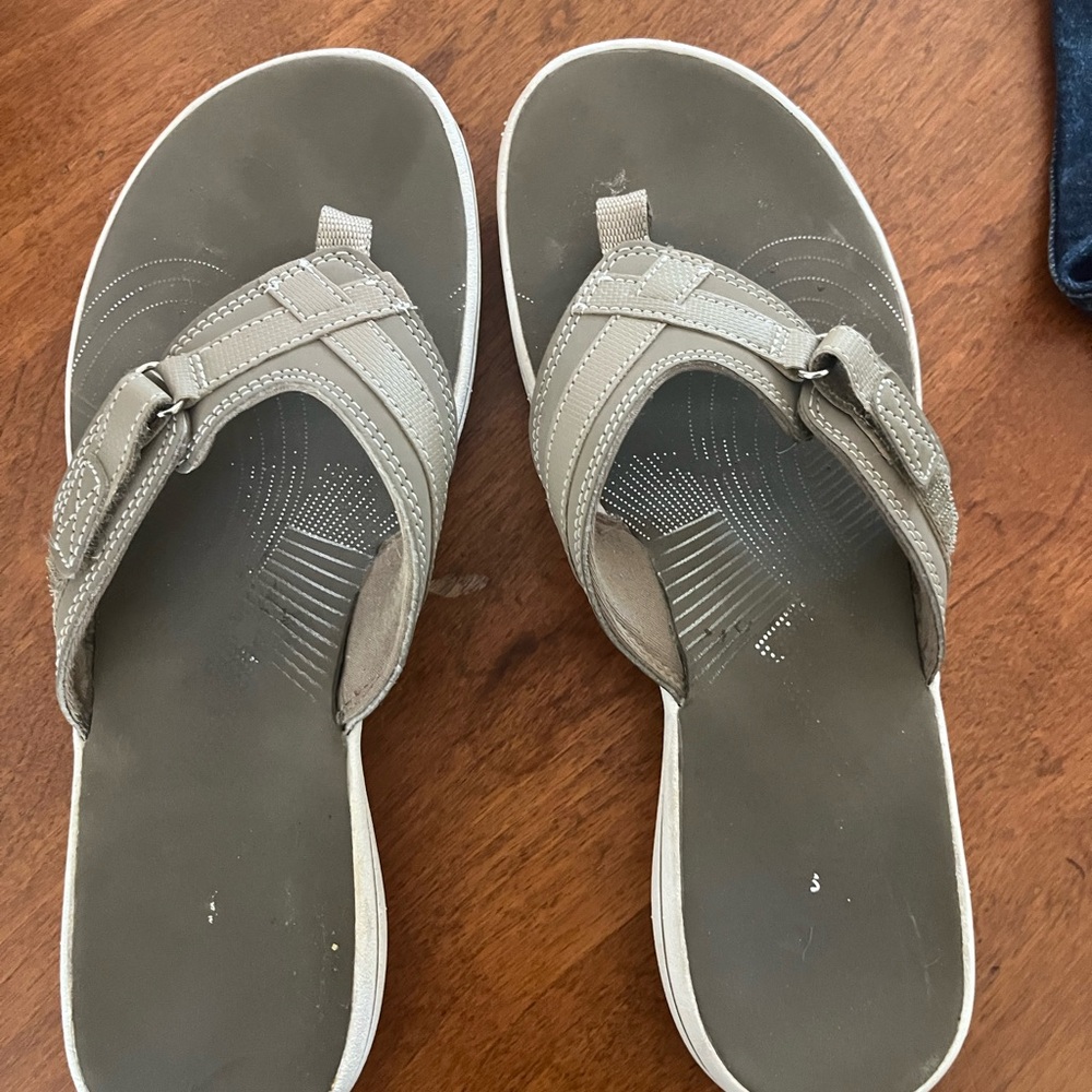 Great deal 2pairs of Clarks cloudstepper sandals Tan pr and a Navy pr size 10 - Picture 2 of 11